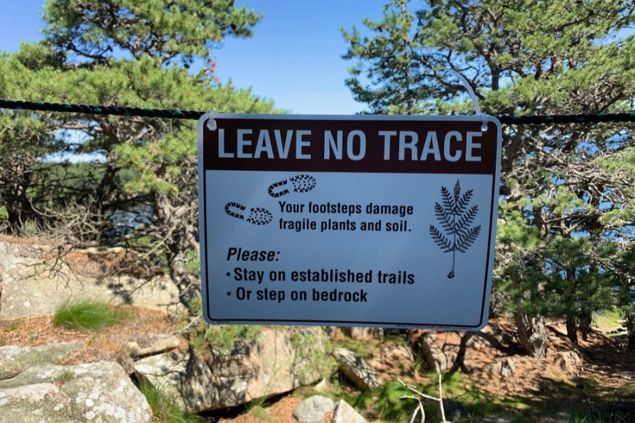 leave no trace sign warning hikers